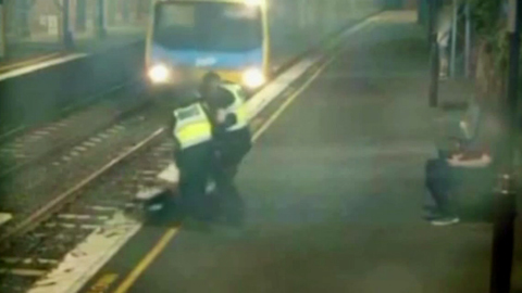 Cô gái say thoát chết trước đầu tàu vào phút chót