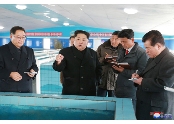 Giữa tin đồn sắp thử tên lửa, Kim Jong Un đi thăm trại cá