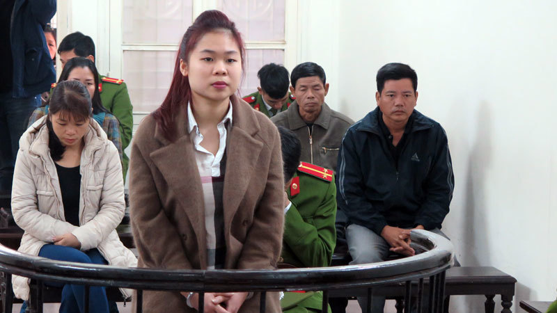 Thiếu nữ giết người yêu rồi bình thản nhờ gọi công an