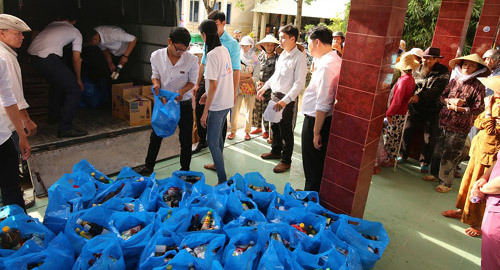 Đất Xanh miền Trung tặng quà người dân sau bão 12