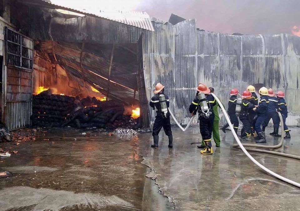 Cháy ngùn ngụt xưởng may ở Thái Nguyên