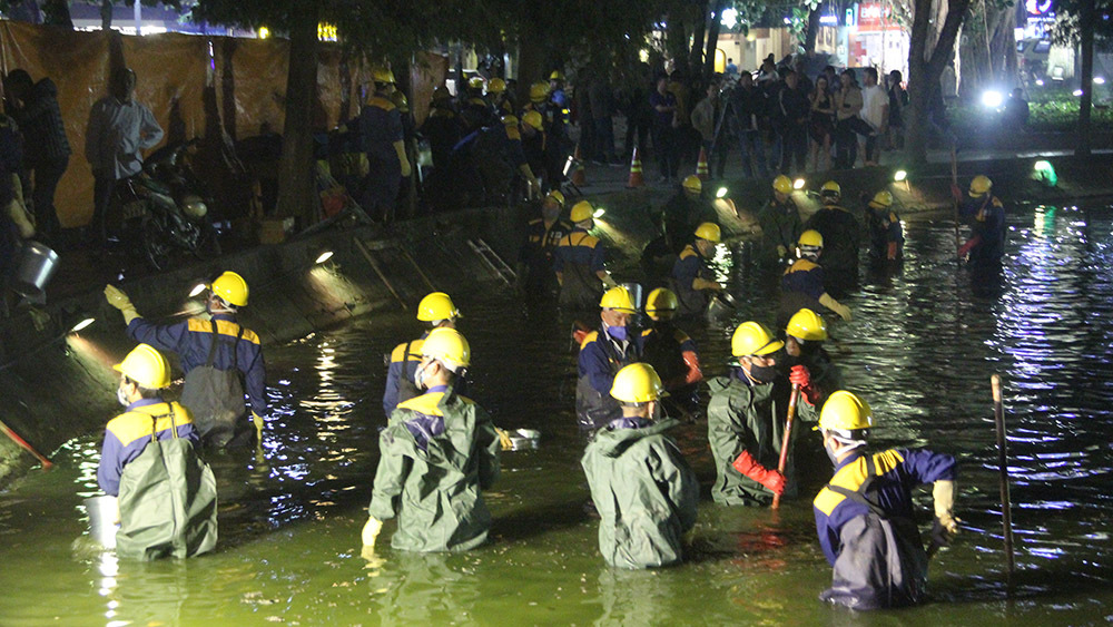 200 công nhân trắng đêm nạo vét hồ Hoàn Kiếm