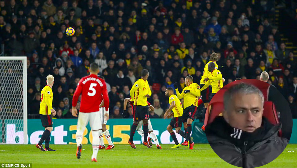 Mourinho há hốc mồm với siêu phẩm đá phạt của Ashley Young