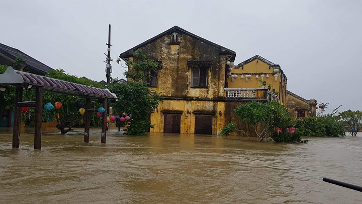 Một tháng liên tục bão lũ: Dân miền Trung mất đứt 15.000 tỷ đồng
