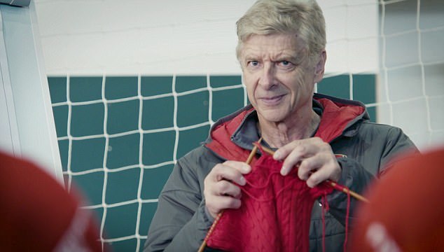 HLV Wenger dạy học trò đan áo len