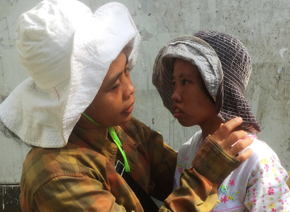 Cô gái 17 tuổi ngày ngày ngồi trên xe đạp mẹ chở khắp Sài Gòn