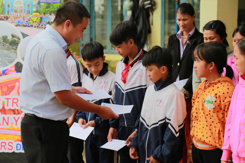 ĐH Công nghiệp Thực phẩm TP.HCM ủng hộ đồng bào miền Trung