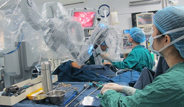 Nội soi cắt phổi, nâng xương ức cho bệnh nhi mắc bệnh hiếm