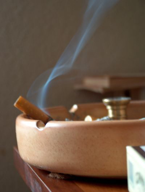 Mẹo khử mùi thuốc lá trên quần áo