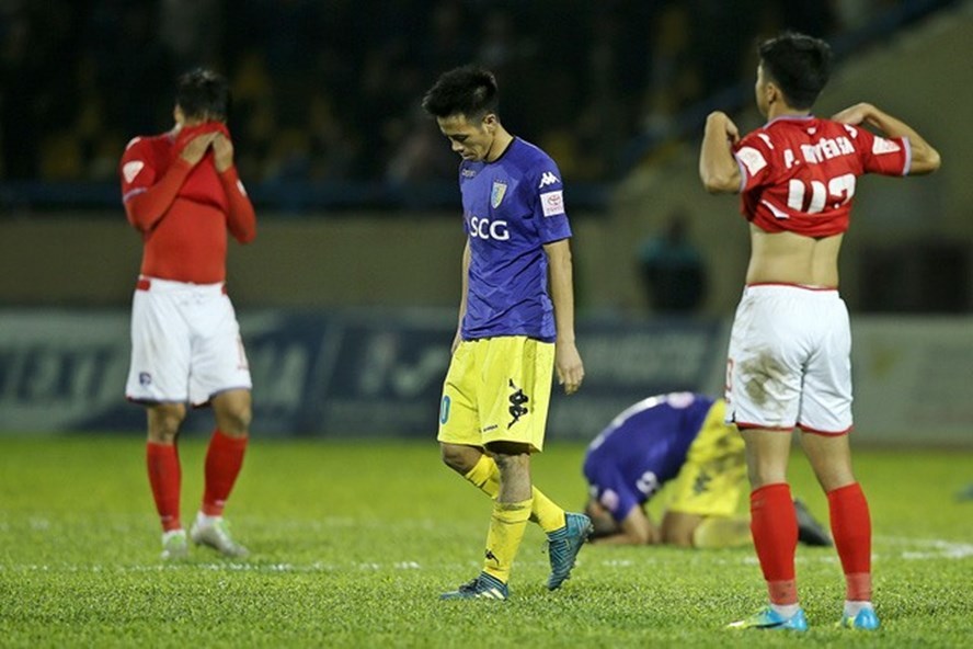 V-League hạ màn, Văn Quyết nhận tin không vui