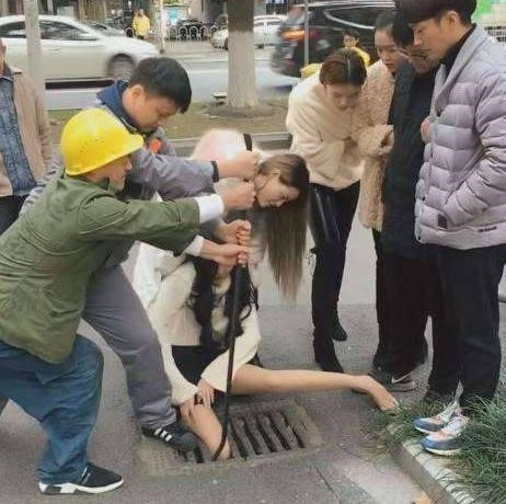 Cô gái kêu khóc, kẹt chân dưới nắp cống vì mải dùng điện thoại