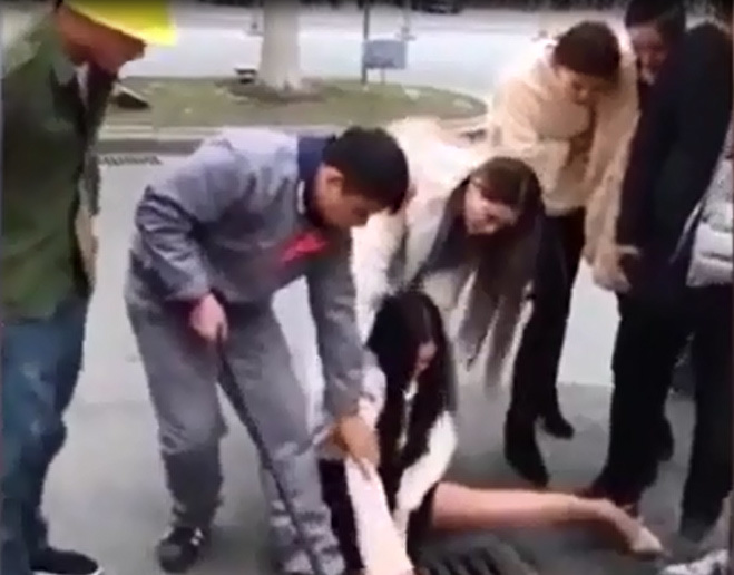 Cô gái kêu khóc, kẹt chân dưới nắp cống vì mải dùng điện thoại