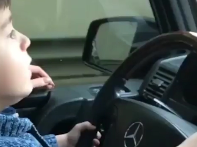 Sốc cảnh bé 4 tuổi phóng ô tô gần 100/km trên đường cao tốc