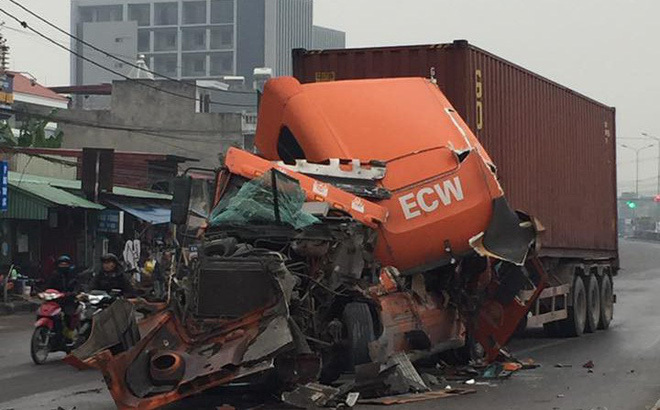 Hình ảnh chiếc xe gặp tai nạn khiến dân mạng 'đau đầu' tìm nguyên nhân