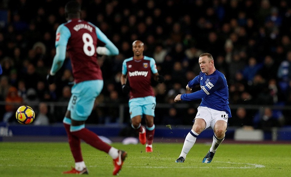 Rooney ghi siêu phẩm từ giữa sân vào lưới West Ham