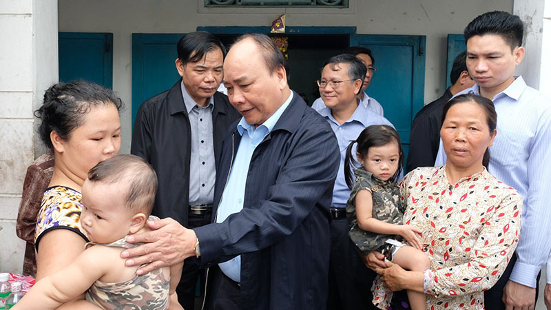 Thủ tướng thăm vùng tâm bão mạnh tàn phá tại Khánh Hòa