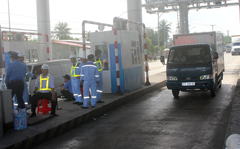 BOT Cai Lậy xả trạm hơn 1 giờ do tài xế trả tiền lẻ