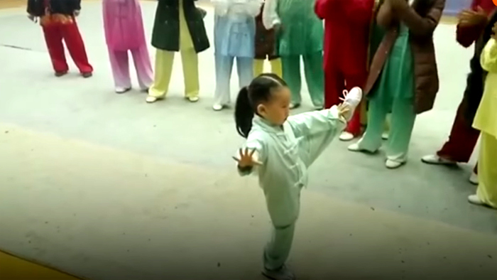 Bé 3 tuổi múa kung fu khiến người xem kinh ngạc