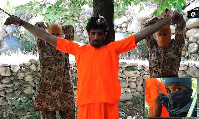 IS tung video đao phủ nhí hành quyết con tin