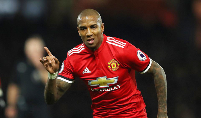 MU trọng thưởng Ashley Young, Chelsea giành giật Ozil