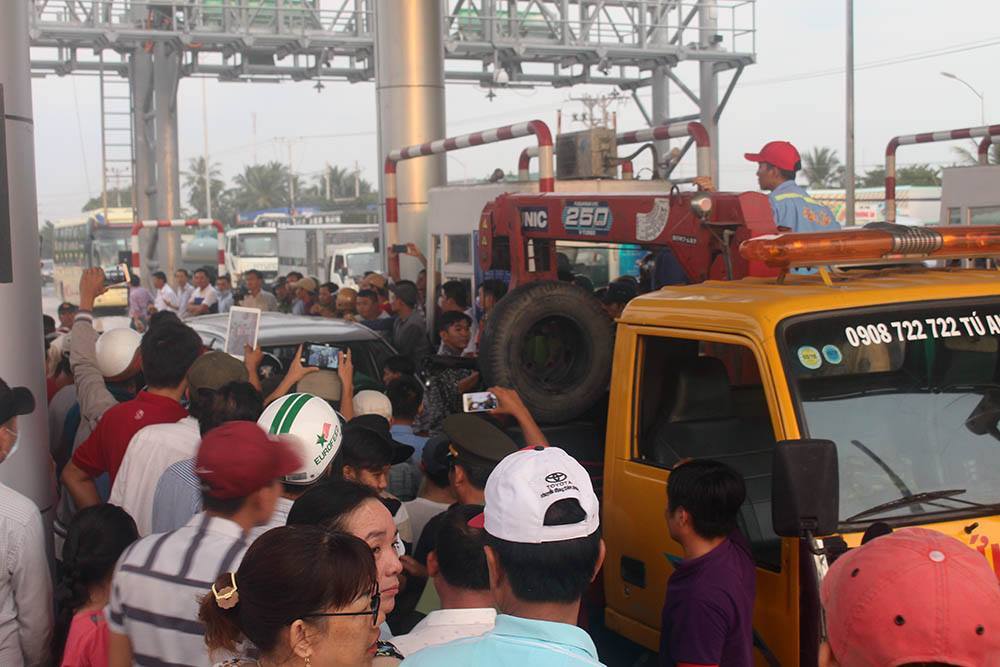 Tài xế bức xúc tại BOT Cai Lậy