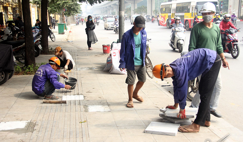Hà Nội 'vá lại' đá vỉa hè bền vững 70 năm