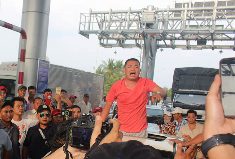 Công an nói gì về việc trấn áp 2 người tại trạm BOT Cai Lậy?