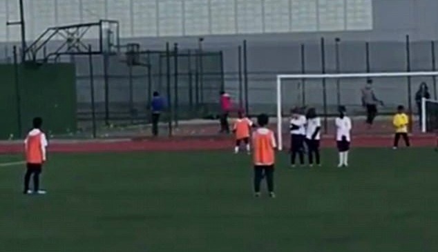 Con trai Ronaldo trổ tài sút phạt y hệt cha