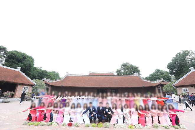 Chi 15 triệu chụp kỷ yếu, sinh viên bức xúc vì nhận ảnh 'không có tâm'