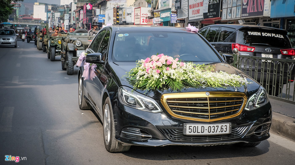 Dàn xe Jeep đón dâu huyên náo đường phố Hà Nội