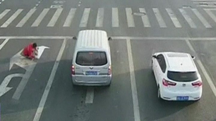 Tự ý 'vẽ' vạch kẻ đường để đi làm khỏi tắc