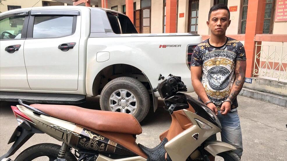 Phóng xe bạt mạng, 9X cướp túi du khách nước ngoài ở Hạ Long