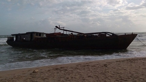 Tàu lạ dạt vào bờ biển Quảng Nam