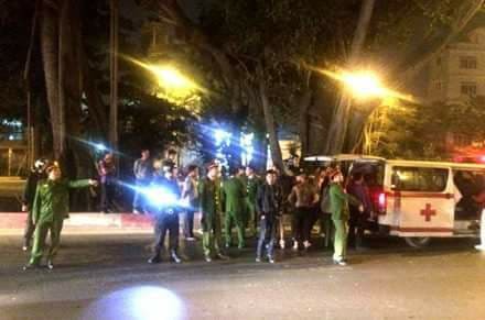 Hà Nội: Người đàn ông uống rượu xong ra gốc cây tự thiêu