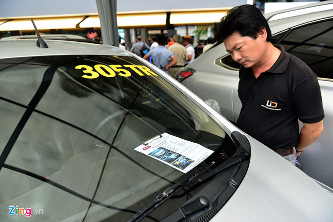 Nhiều khách Việt mặc cả khi mua ô tô