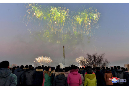 Triều Tiên mít tinh rầm rộ, bắn pháo hoa rực trời mừng phóng tên lửa