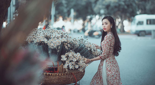 MC xinh đẹp dệt màu đông lãng mạn bằng cúc họa mi