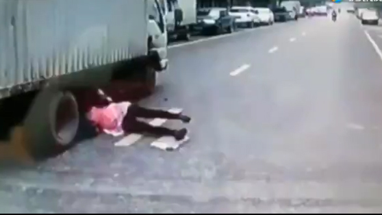 Ngã vào gầm xe tải, người phụ nữ thoát chết trong gang tấc
