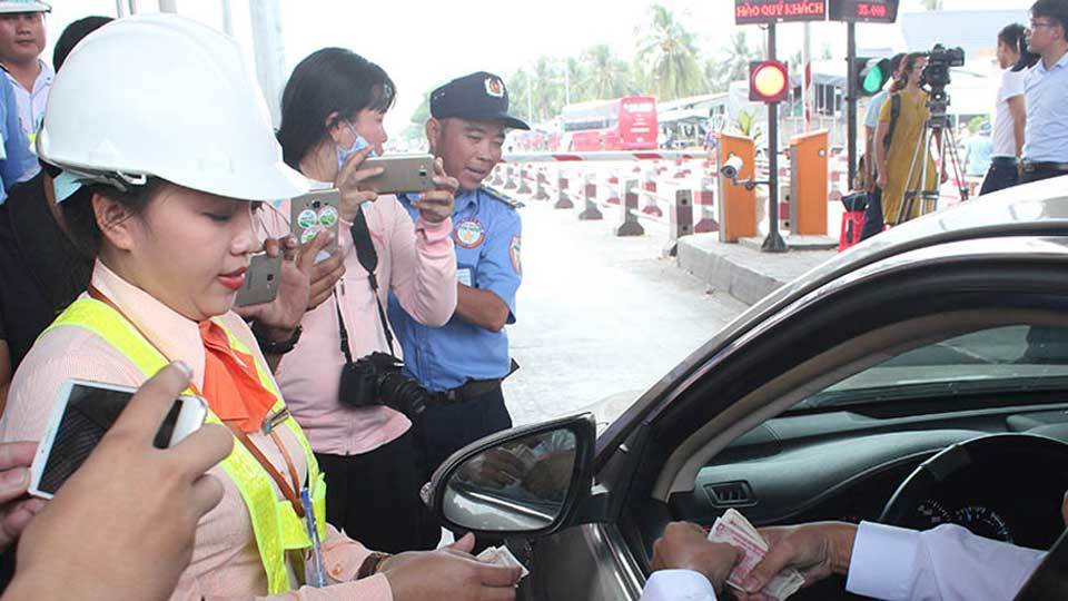 Tài xế trả tiền lẻ, BOT Cai Lậy tiếp tục ùn tắc phải xả trạm