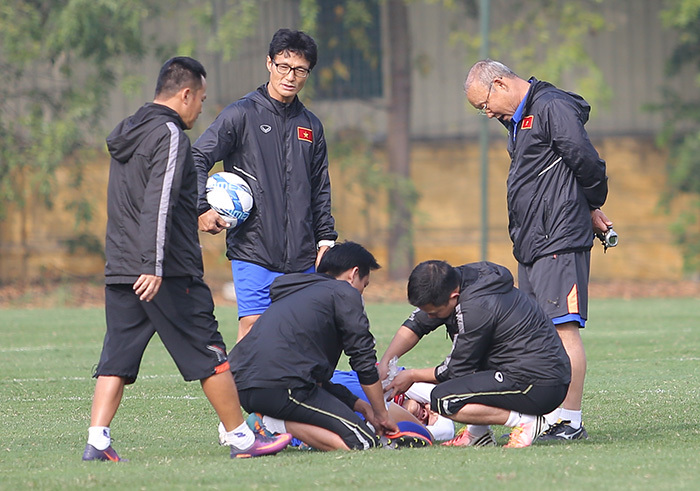 Đồng đội cõng Tiến Linh rời sân, HLV Park Hang Seo tái mặt