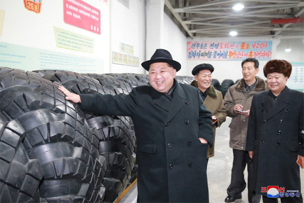 Ông Kim Jong Un thăm nhà máy chế lốp xe chở tên lửa