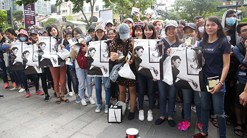 Phố đi bộ Nguyễn Huệ 'thất thủ' vì Mỹ Tâm