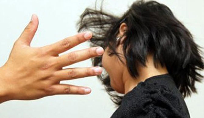 Cô giáo bị phụ huynh tát liên tục vì đánh trẻ mầm non