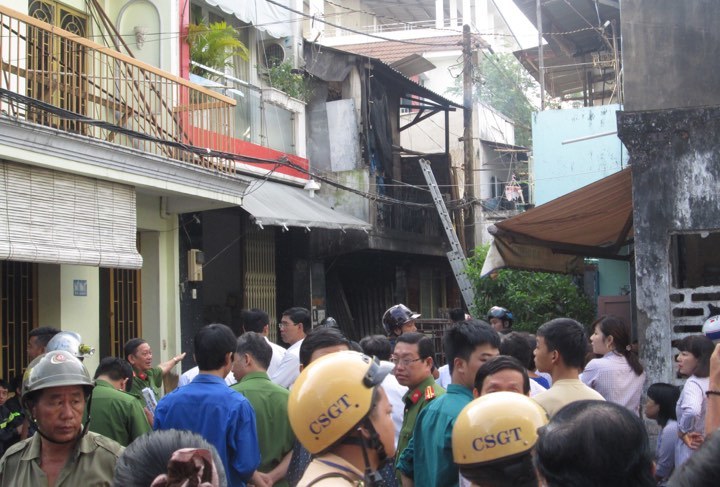 Cháy nhà lúc rạng sáng, 3 mẹ con tử vong