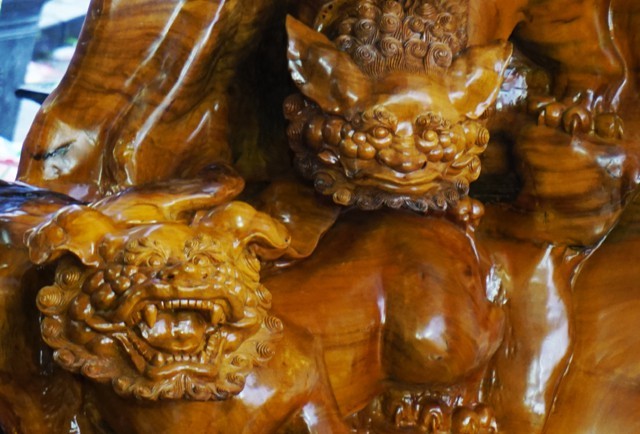 Bộ bàn ghế 'tứ linh' bằng gỗ trai nghìn năm giá gần 3 tỷ