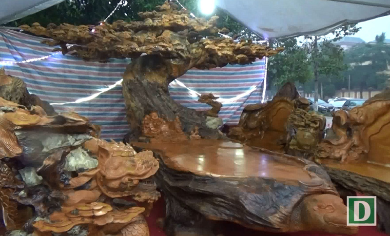 Chiêm ngưỡng bộ bàn ghế 'tứ linh' bằng gỗ trai nghìn năm giá gần 3 tỷ