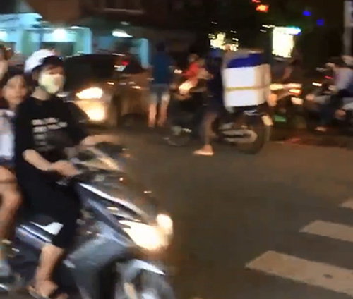 Lỡ va chạm với ô tô, nam thanh niên phải quỳ gối đủ 3 lần để xin tha?