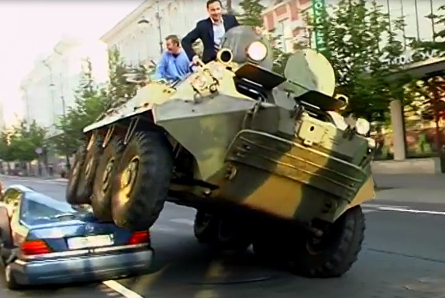 Mercedes siêu sang đỗ sai quy định, bị xe tăng nghiền nát trên phố