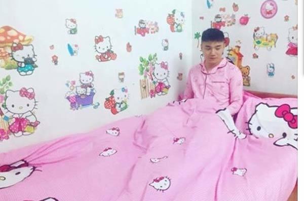 Nam sinh được mệnh danh 'Hồng công chúa' vì quá thích Hello Kitty