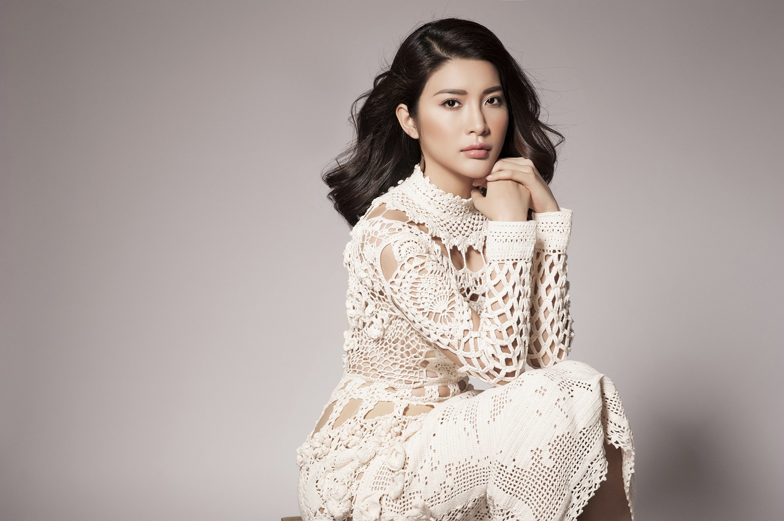 Á hậu Yan My đẹp dịu dàng trong trang phục mùa đông